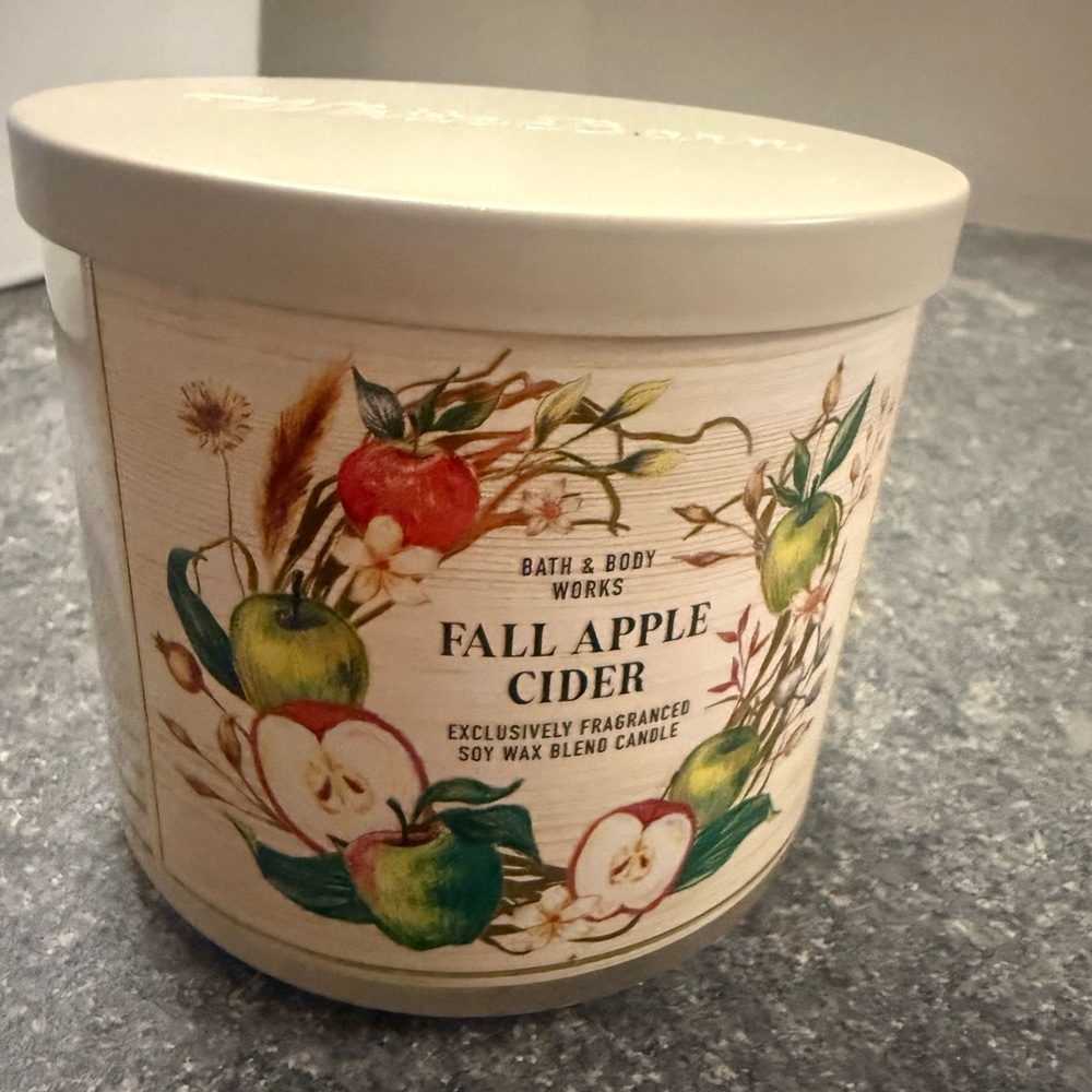 Bath & Bodyworks candle “Fall Apple Cider” 14.5 oz